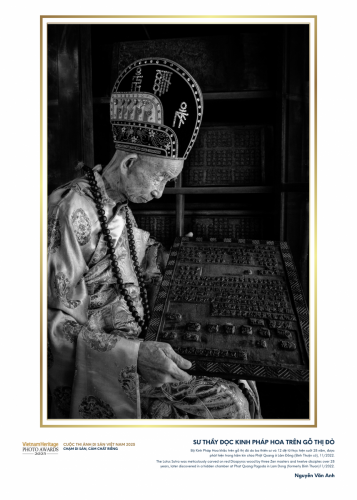 49.SƯ-THẦY-ĐỌC-KINH-PHÁP-HOA-TRÊN-GỖ-THỊ-ĐỎ