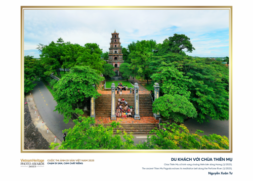 53.-Du-khách-với-chùa-Thiên-Mụ